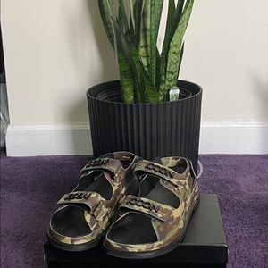 Iconic dad sandals
